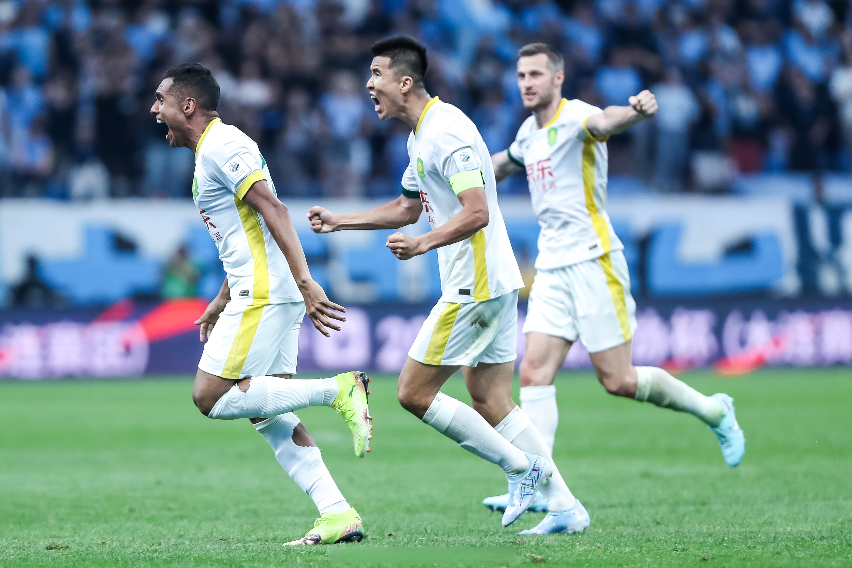 包含法甲倒计时，广州队清晨遗憾出局，细节引发关注，球迷炸锅，年轻球员得到机会的词条